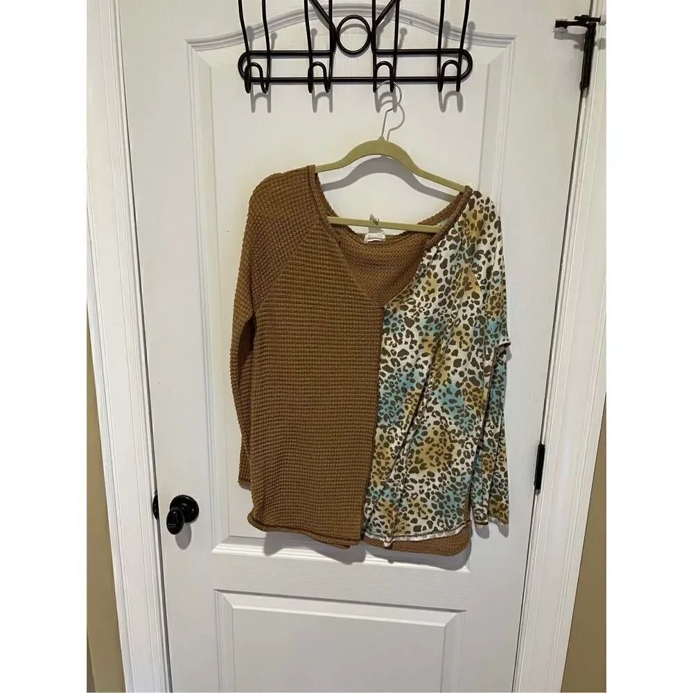 New BiBi waffle top with rainbow leopard print half size L